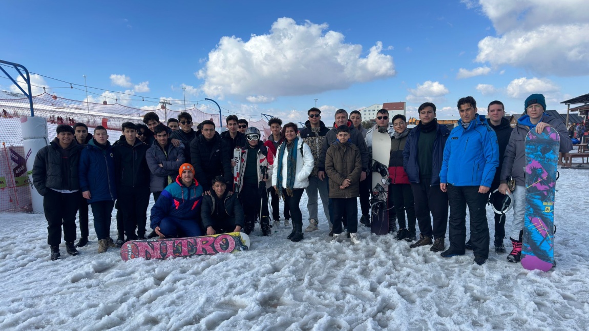 Okulumuz Öğrencileri İçin Erciyes Kayak Merkezine Gezi Düzenlendi